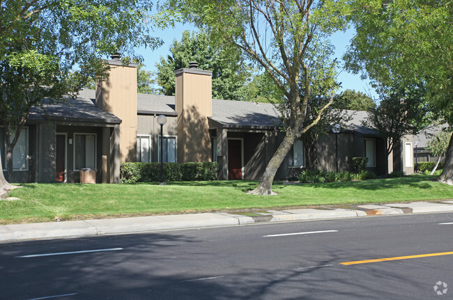 Foto principal - Lakeview Apartment Homes