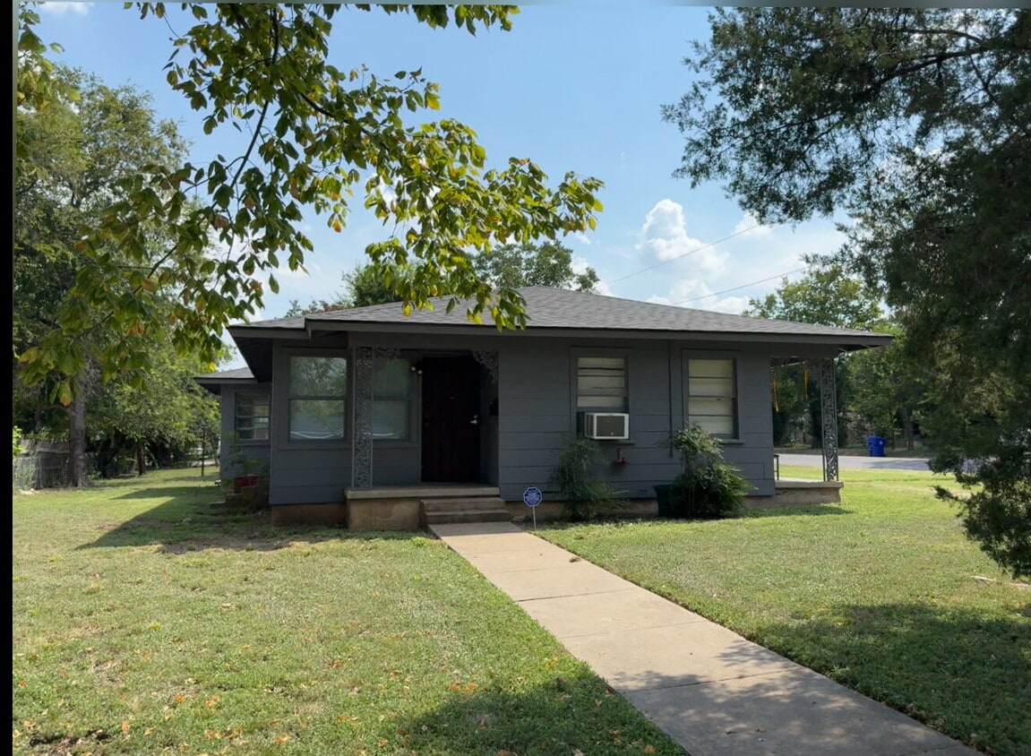 Building Photo - ***$500 OFF First Full Month’s Rent if you...