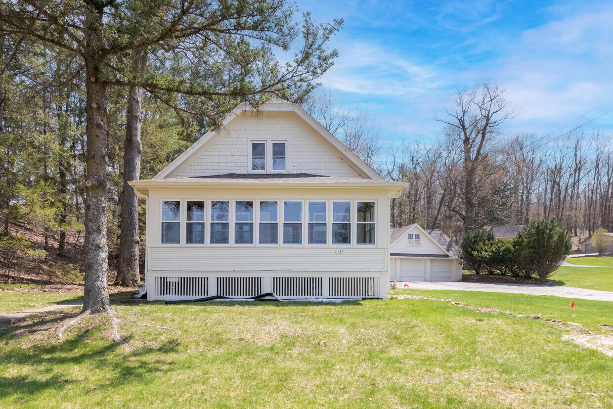 Foto principal - 1485 E Friess Lake Dr