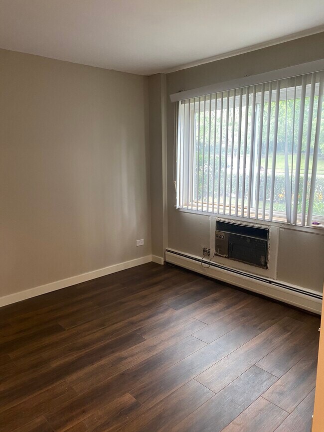 2nd bedroom - 2307 S Goebbert Rd