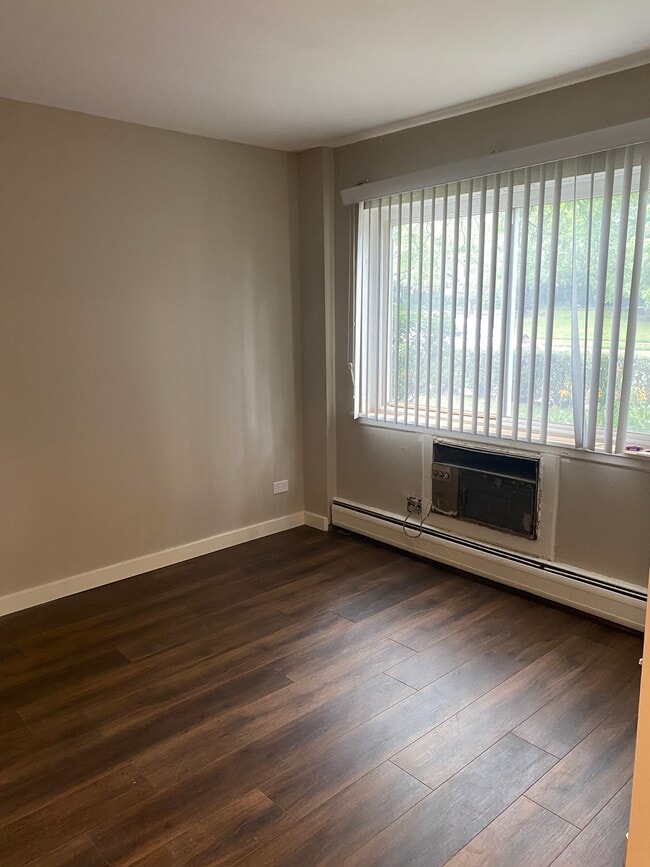 2nd bedroom - 2307 S Goebbert Rd