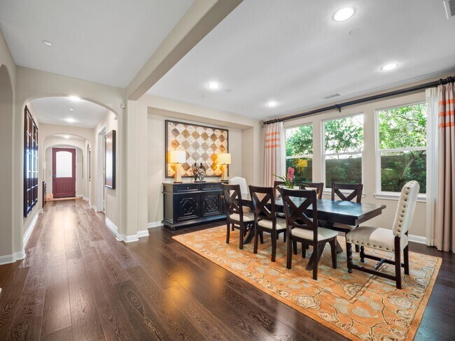 Foto del edificio - Showing Times: to schedule a viewing, please call & contact us