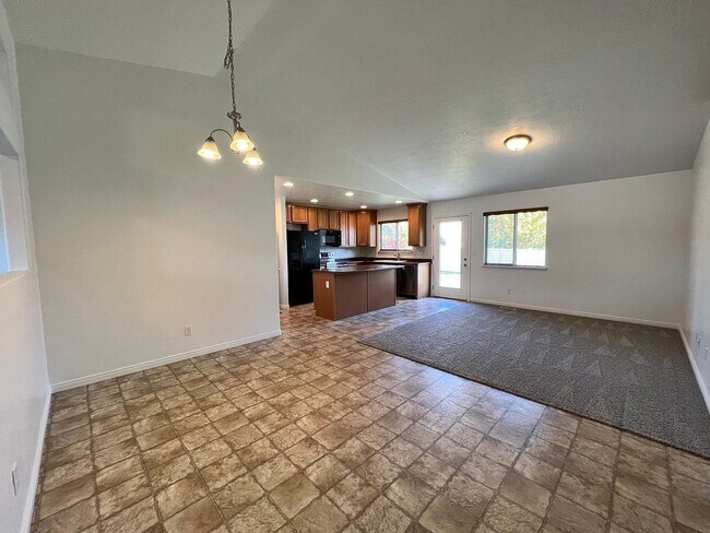 Building Photo - 1515 S Spring Creek Dr