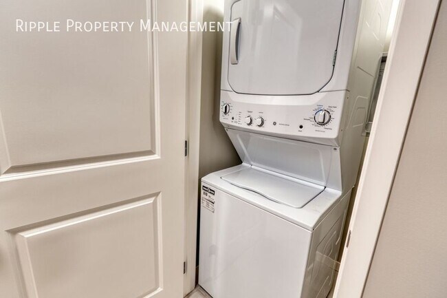 Photo du bâtiment - Modern 1 Beds, 1 Baths Basement/Lower | Av...
