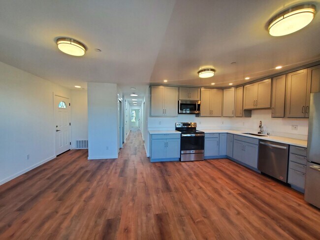 Building Photo - remodeled top floor 2 bedroom 2.5 bath apa...