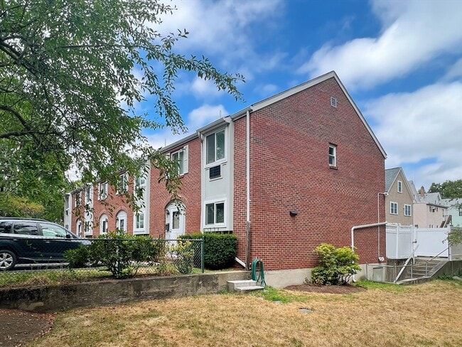 Building Photo - 44 Floral St
