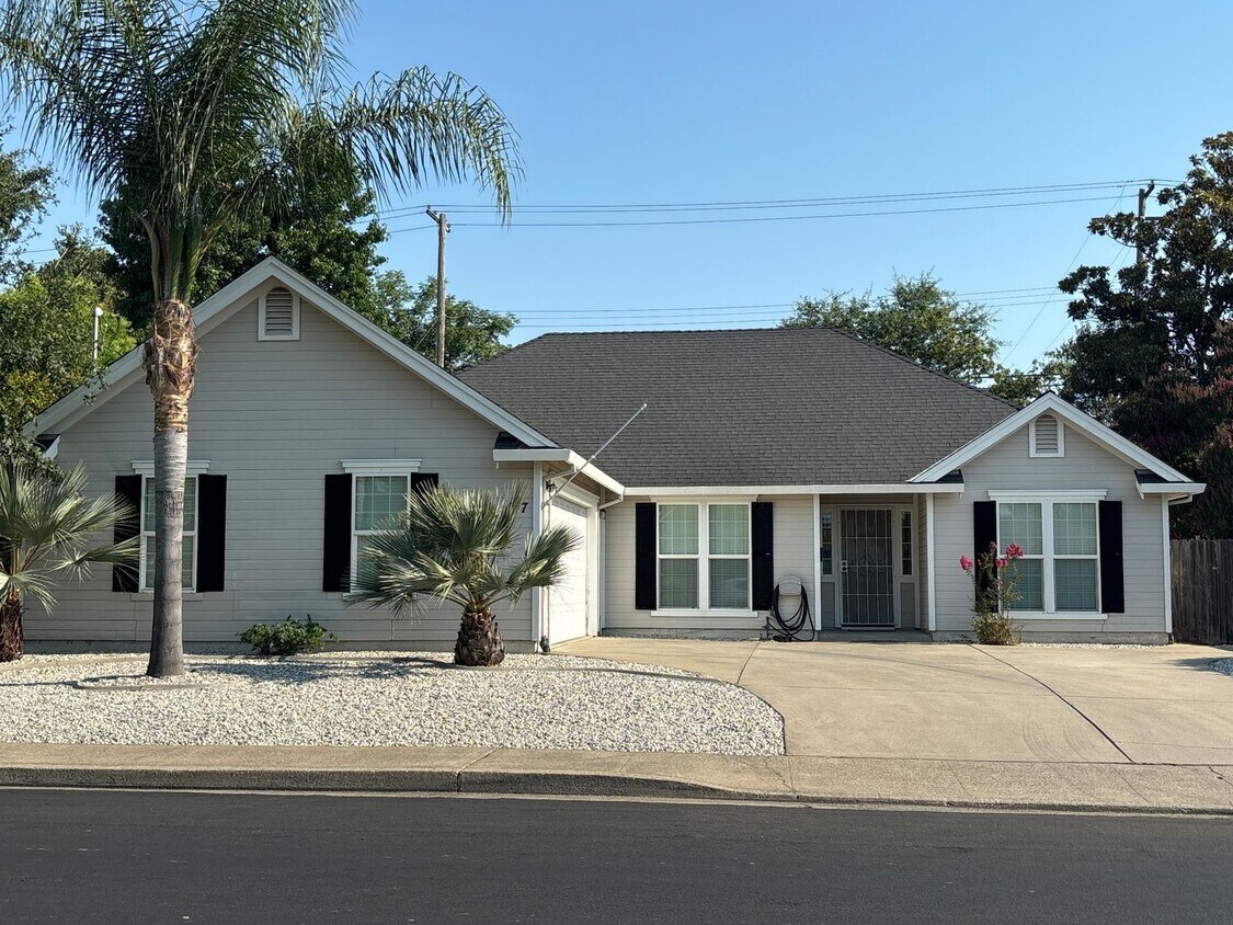 Foto principal - Central Roseville Single Story, 3 Bedroom,...