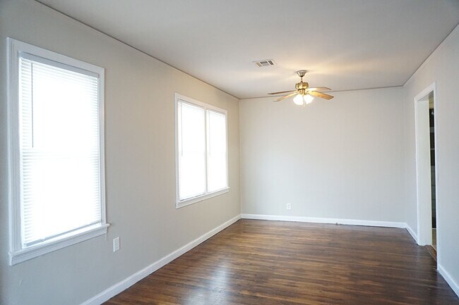 Building Photo - Move In Ready! Cute 3 Bedroom 2 Full Baths!