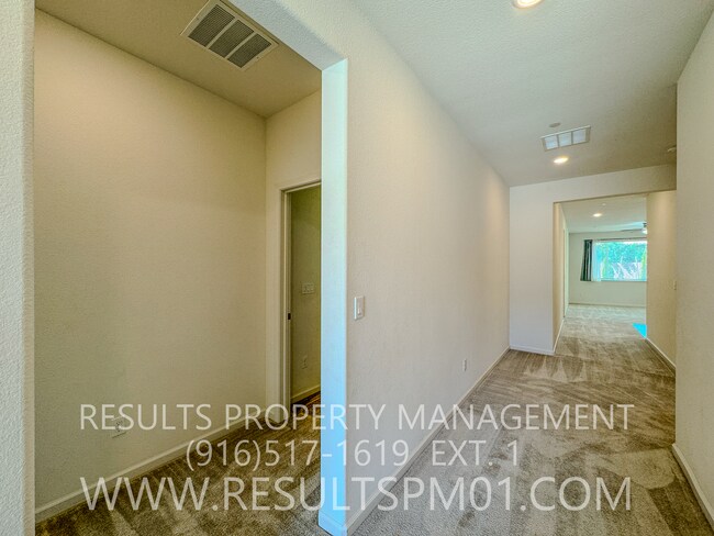 Foto del edificio - Beautiful Roseville 3 +Den Solar Home