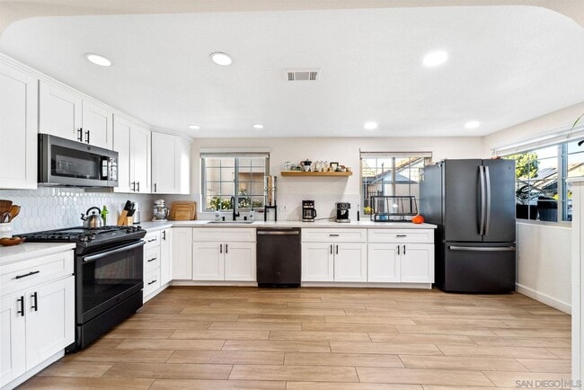 Building Photo - 2 BR Townhome in Escondido w/ 2 car garage
