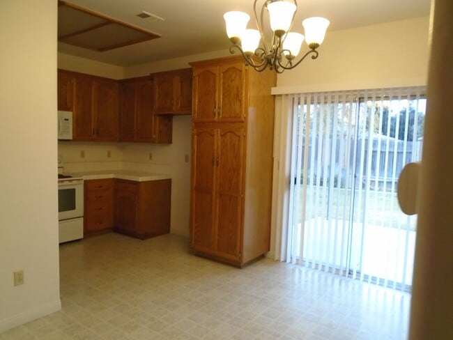 Building Photo - NORTHWEST CUTIE !  NEW PAINT AND FLOORING!!!