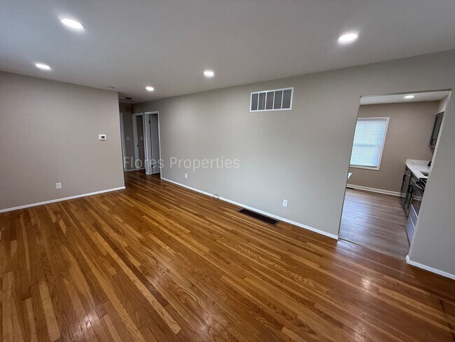 Foto del edificio - Clean, Recently Remodeled 4 BR Home in North Linden