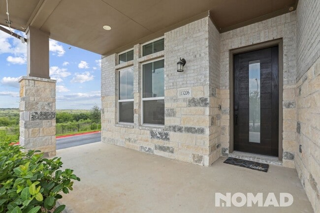 Building Photo - Spacious 5BR House in Buda