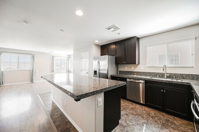 Foto del edificio - READY FOR MOVE-IN ROOF TOP DECK