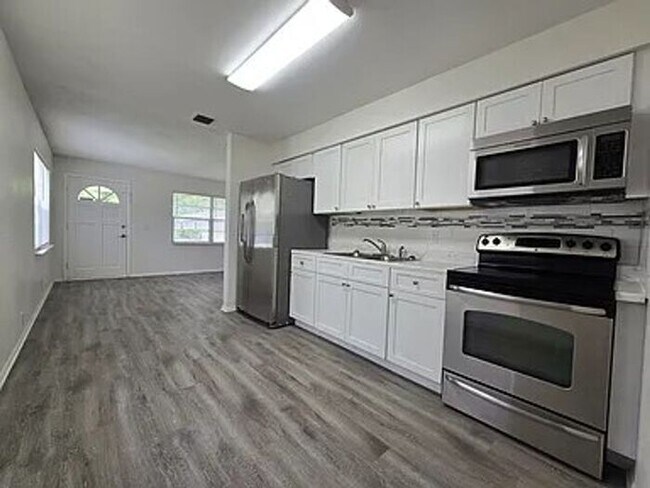 Foto del edificio - Remodeled 1/2 duplex on corner lot in St. Cloud