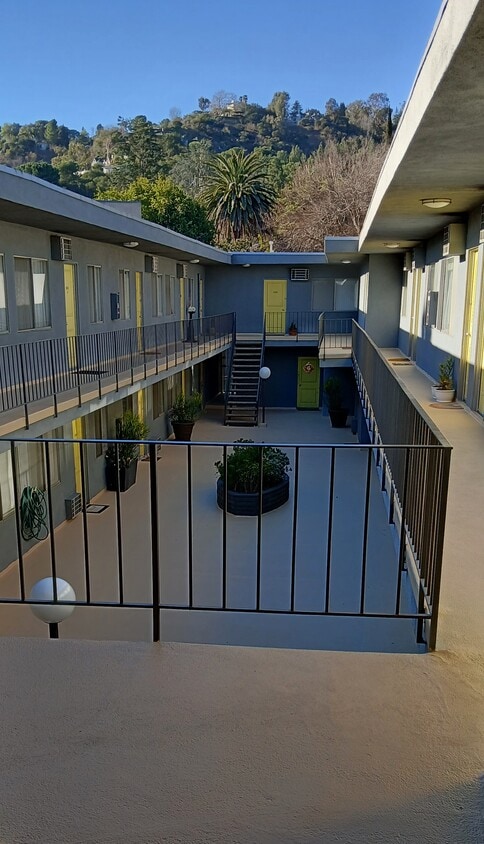 PEACEFUL COURTYARD - 3293 Cahuenga Blvd W