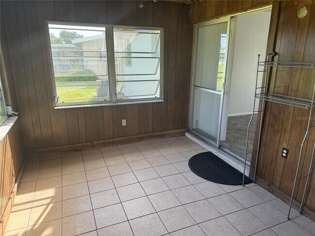 Foto del edificio - 22236 Montrose Ave