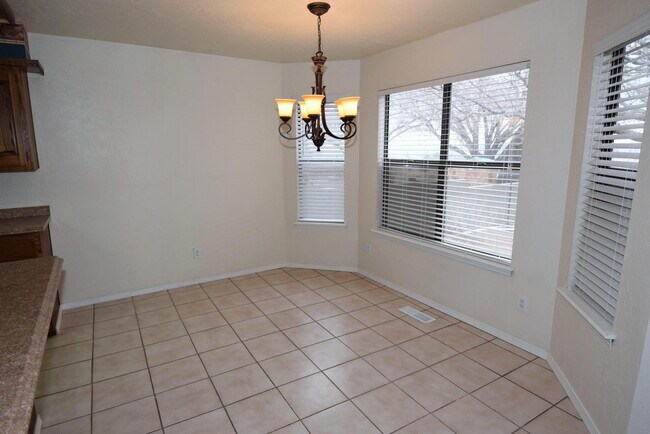 Building Photo - Amazing Home East of Tramway!
