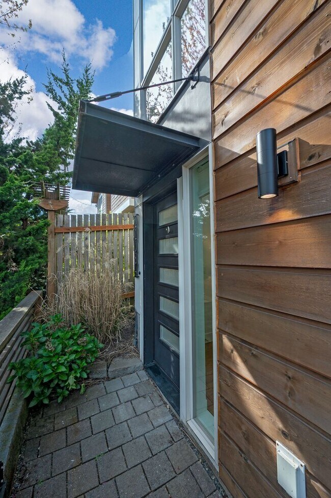 Building Photo - Modern 2BR End-Unit Townhome with Two Rooftop Decks