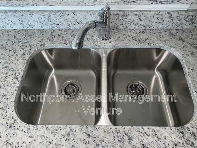 Foto del edificio - 1231 Breezy Gate Dr