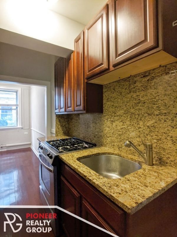 Building Photo - 540 W Surf St