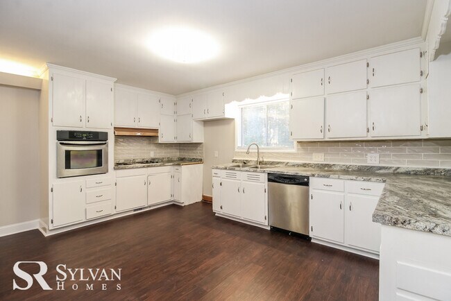 Building Photo - Come view this cute 3BR 2BA brick home