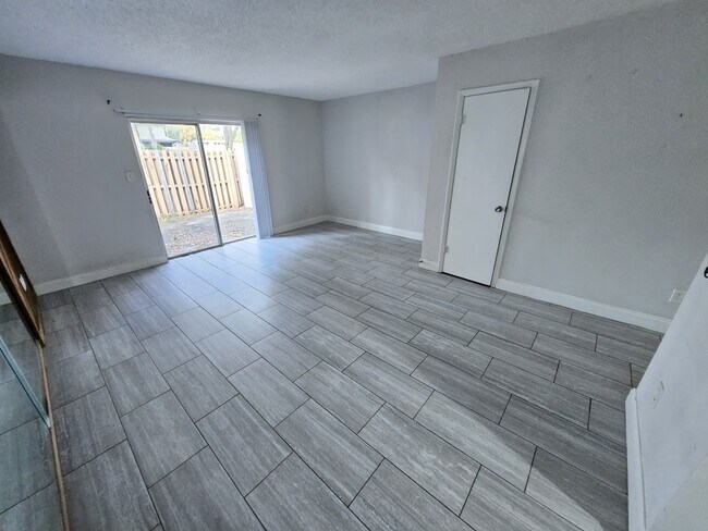 Foto del edificio - 4825 Lighthouse Cir
