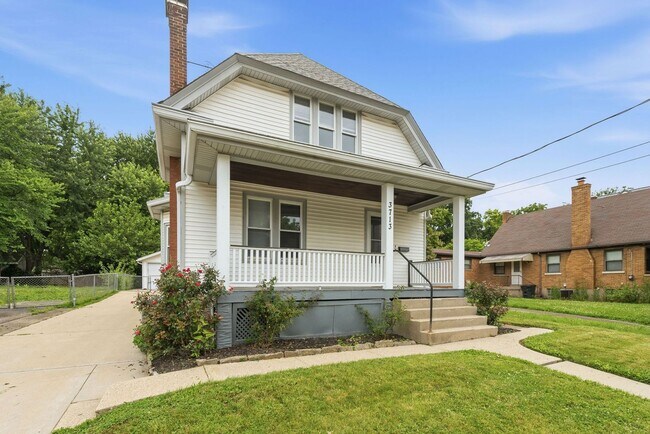 Foto del edificio - CHEVIOT: Charming 4 bed 2.5 bath 1 car detached garage