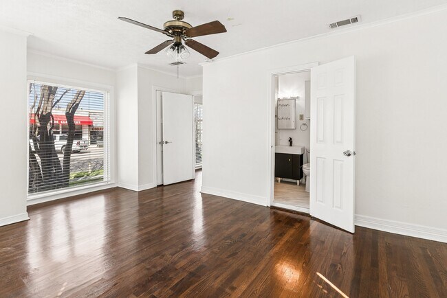Foto del edificio - 6950 Hillcrest Ave