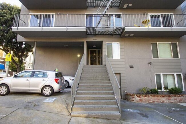 Building Photo - 2 bedroom in San Francisco CA 94118