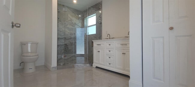 Building Photo - 1400 SE 8th Ave