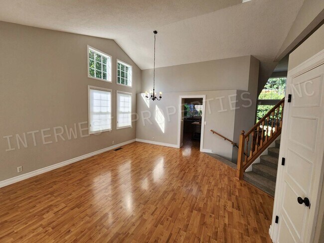 Building Photo - 4+ Bedroom Tigard Home With a Beautiful Vi...