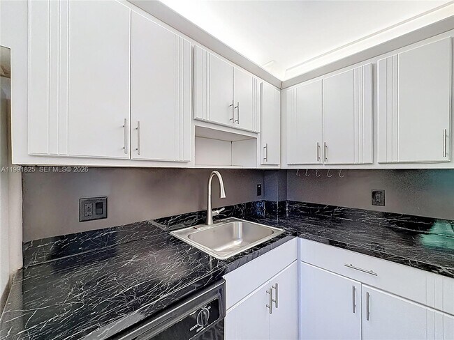 Foto del edificio - 605 Oaks Dr