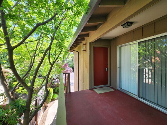 Building Photo - Updated 2br/1ba Apartment Near Downtown Palo Alto available May 9th!