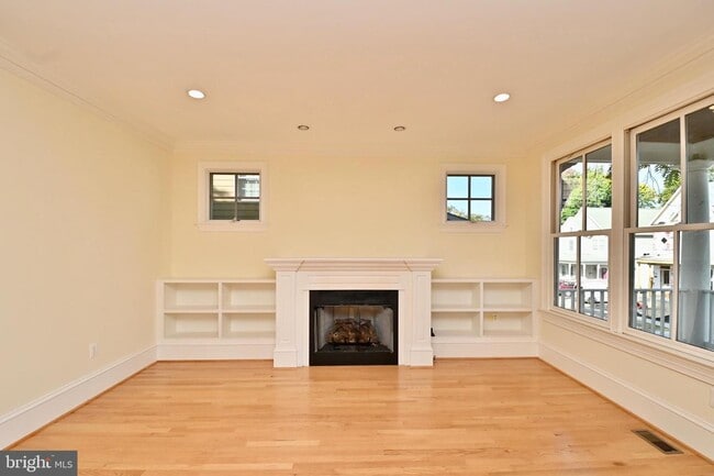 Building Photo - 35 E Linden St