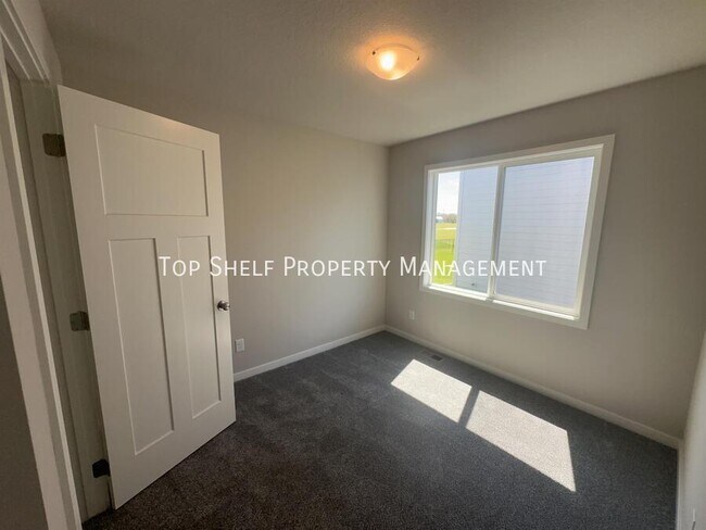Foto del edificio - 420 NW Compass Ave