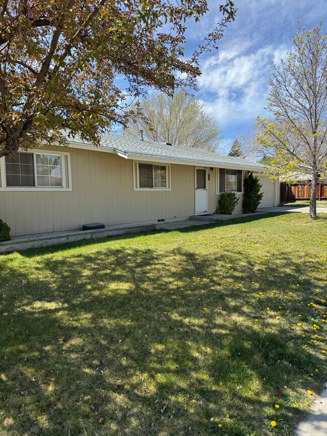 Building Photo - Cute Home in Carson City Near Empire Eleme...