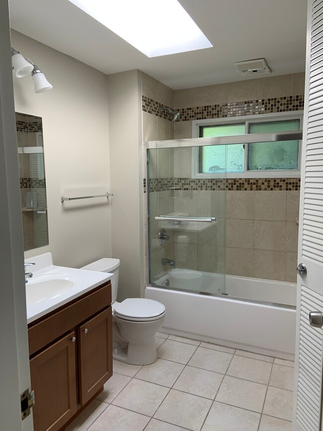 Main full bath - 900 Tottenham Dr