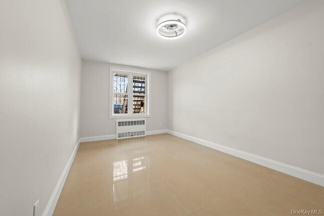 Foto del edificio - 877 E 55th St