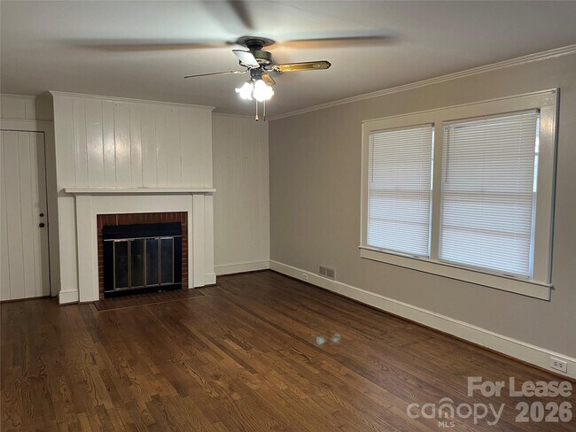 Foto del edificio - 1047 E Main St