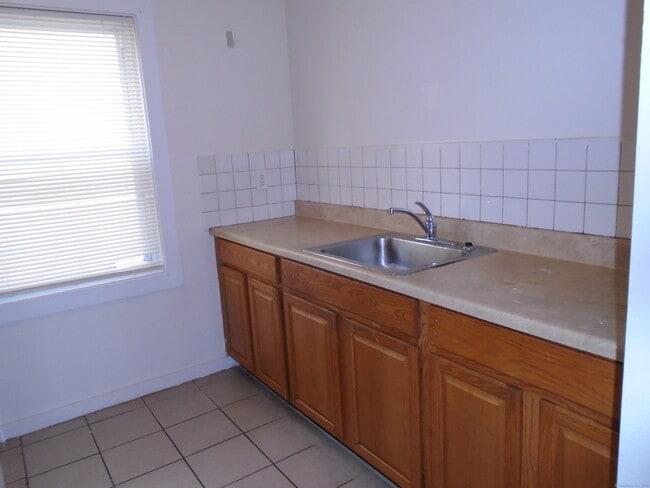 Building Photo - 327 Augur St