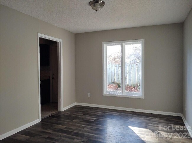 Foto del edificio - 2001 Stoney Point Ln