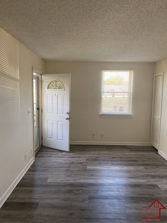 Building Photo - 308 Hawk View Ct