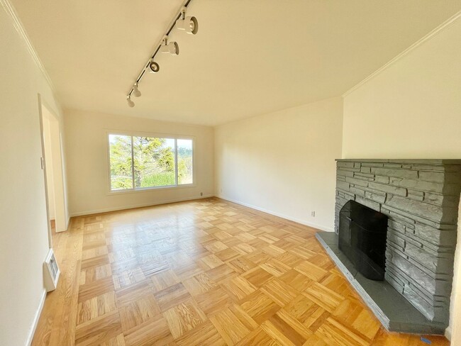 Building Photo - 3Br/2Ba Charming Glen Park Home -- 1 Car P...