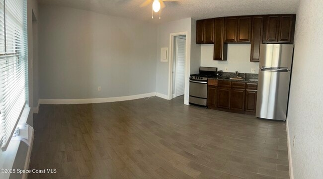 Foto del edificio - 6100 Ridgewood Ave