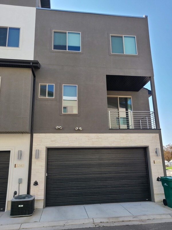 Building Photo - 2242 525 W