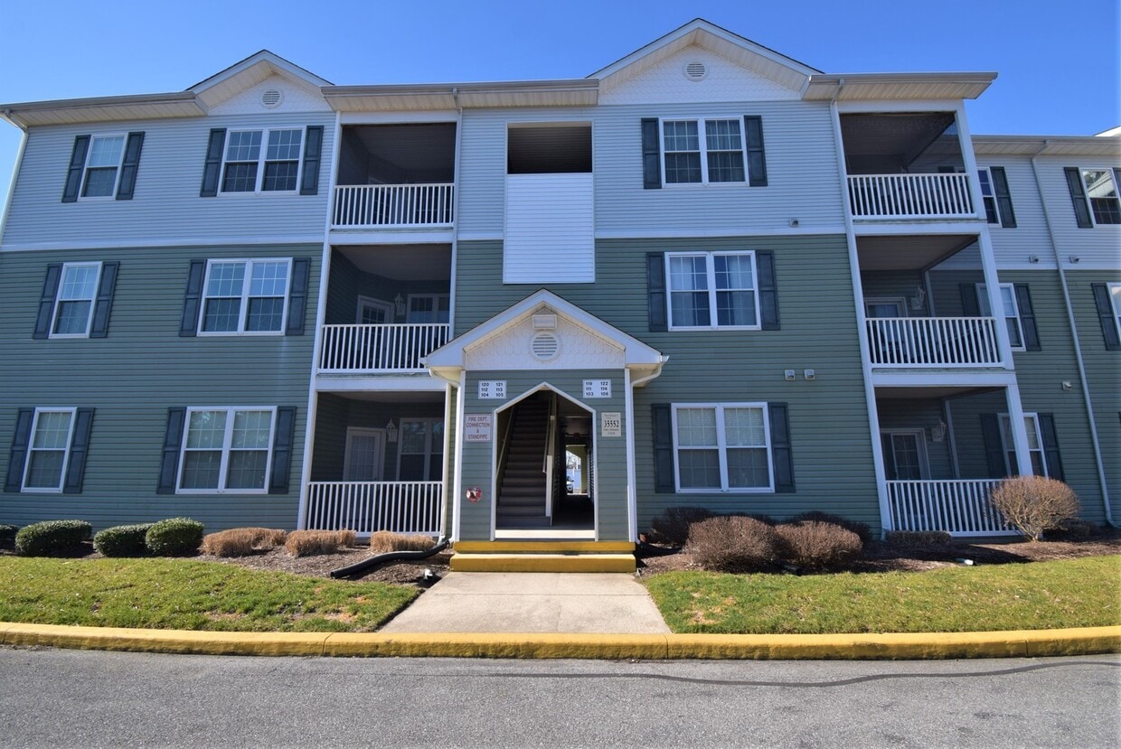 Primary Photo - UNFURNISHED 2 BEDROOM YEAR ROUND CONDO - S...