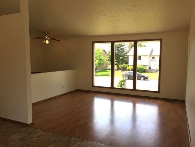 Building Photo - $2,100 / 4br - 1969ft2 - ?? Newman Lake 4B...