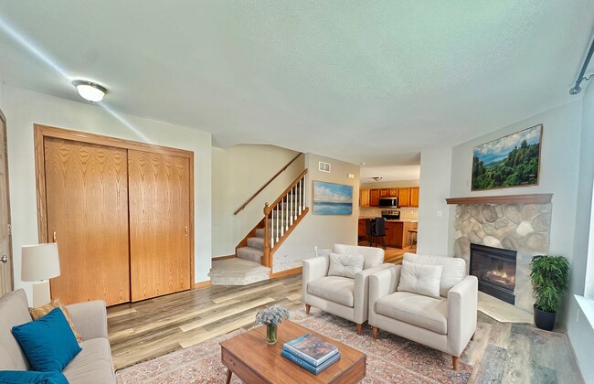 Foto del edificio - Charming Pewaukee Townhome with Modern Touches and Ample Space