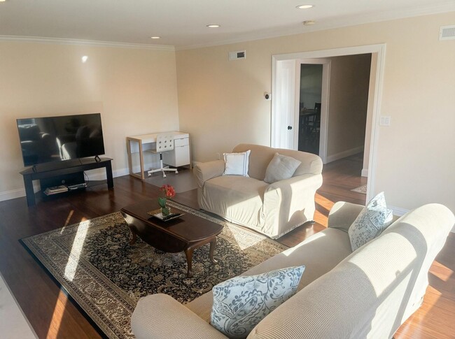 Foto del edificio - Charming 3-Bedroom Home with Inviting Outdoor Space